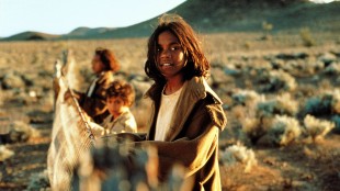 Laura Monaghan (Gracie), Tianna Sansbury (Daisy) og Everlyn Sampi (Molly) i Rabbit-Proof Fence (Foto: Norsk Filmdistribusjon).