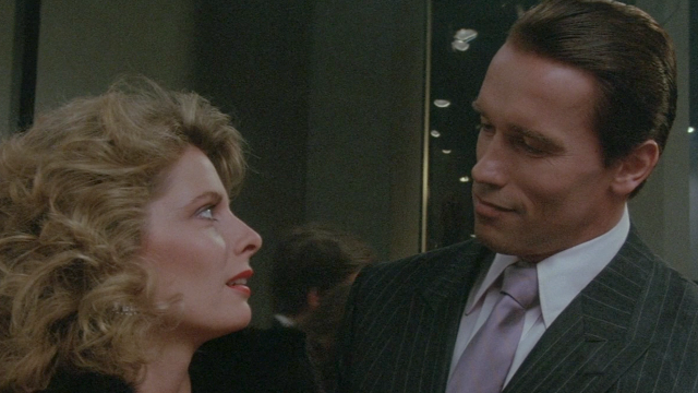 Kathryn Harrold og Arnold Schwarzenegger i Raw Deal. (Foto: Universal)