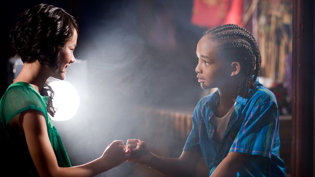 Jaden Smith er spådd en stor fremtid som skuespiller. Her sammen med Wenwen Hang. (Foto: Sony Pictures)