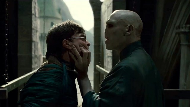 Harry Potter og Voldemort braker sammen. (Foto: Sandrew Metronome)