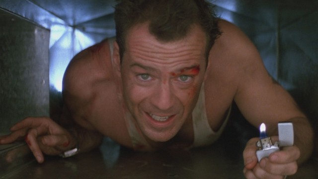 Bruce Willis i beklemt situasjon i Die Hard. (Foto: SF Norge)
