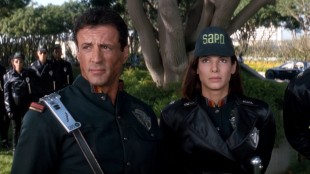 Sylvester Stallone og Sandra Bullock i Demolition Man. (Foto: Warner Bros. Home Entertainment)