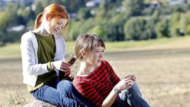 Aurora Bach Rodal og Maria Annette Tanderø Berglyd i Jørgen + Anne = sant. (Foto: SF Norge)