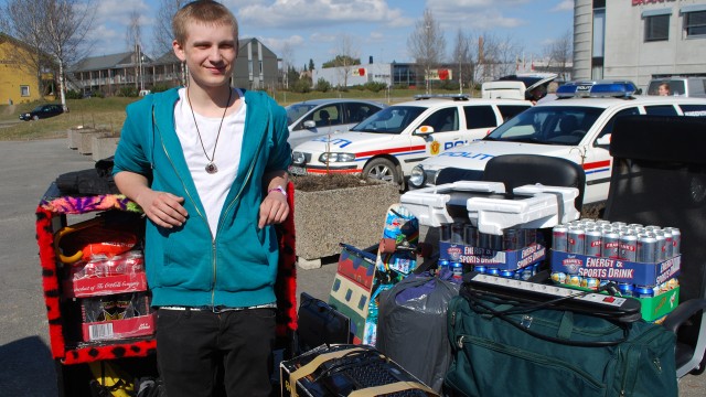 Frode Andreas Brostigen (17) har fått hjelp av mamma og pappa til å få med seg alle tingene sine til Vikingskipet. (Foto: Silje Strømmen, NRK P3)