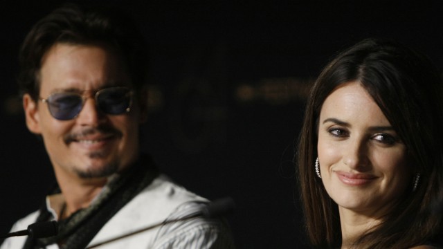 Johnny Depp og Penelope Cruz på pressekonferansen i Cannes (Foto: AFP)