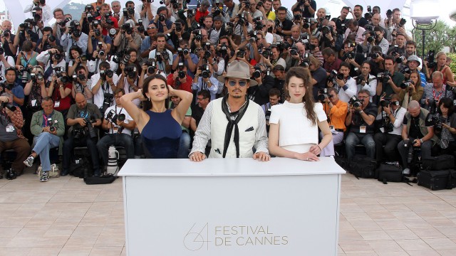 Penelope Cruz, Johnny Depp og Astrid-Berges Frisbey foreviges i Cannes (Foto: AFP).