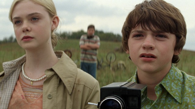 Elle Fanning og Joel Courtney spiller hovedrollene i Super 8 (Foto: United International Pictures).