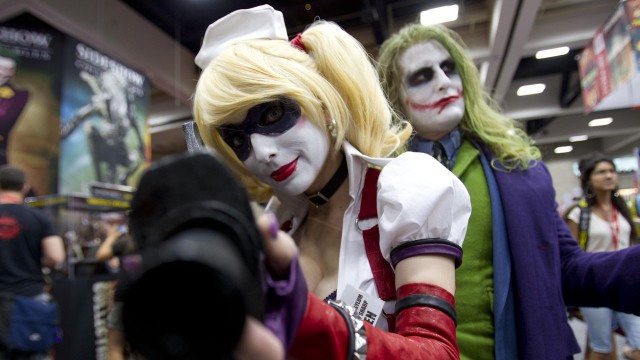 Deltagere viser frem kostymene sine på Comic-Con 2011. (Foto: AP Photo/Gregory Bull)