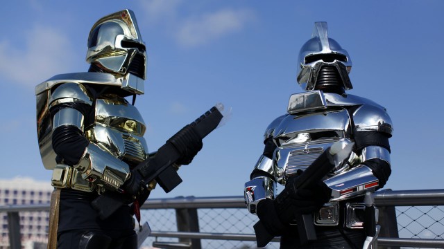 Deltagere viser frem kostymene sine på Comic-Con 2011. (Foto: REUTERS/Mike Blake)