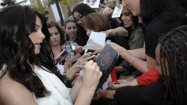 Ashley Greene fra Twilight signerer autografer. Comic-Con 2011. (AP Photo/Dan Steinberg)