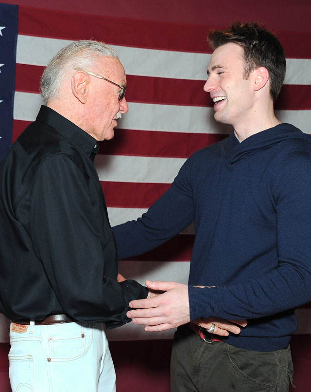 Stan Lee møter Captain America-skuespiller Chris Evans på Comic-Con 2011. (Katy Winn/AP Images for PEI Entertainment)