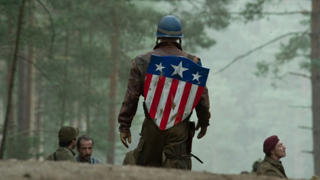 Chris Evans viser skjoldet sitt i Captain America: The First Avenger (Foto: United International Pictures Norway).