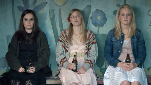 Malin Bjørhovde, Helene Bergsholm og Beate Støfring i Få meg på, for faen (Foto: Norsk Film Distribusjon).