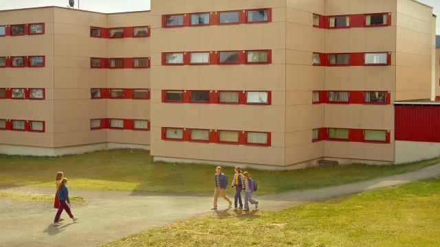Kalde hus, varme mennesker i Sønner av Norge (Foto: Friland / Norsk Filmdistribusjon).