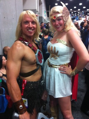 Marte Hedenstad som She-Ra på ComiCon San Diego. Her fotografert sammen med sin bror He-Man. Foto: NRK)