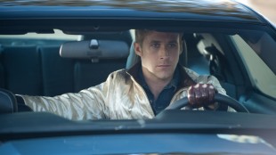 Ryan Gosling bak rattet i Drive (Foto: SF Norge AS).