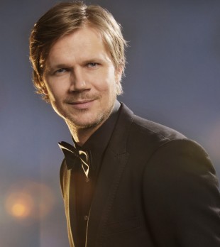Vegard Larsen, programleder i Filmbonanza. (Foto: NRK)