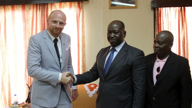 Mr. Cortzen (Mads Brügger) og presidentens sønn, forsvarsminister Jean-Francis Bozize (Foto: Zentropa Real ApS).