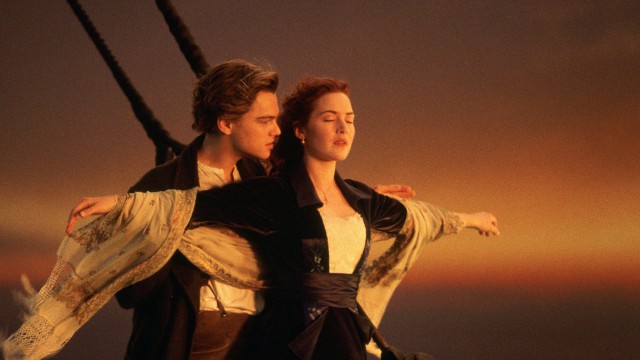 Jack (Leonardo DiCaprio) og Rose (Kate Winslet) & quot; flyr & quot; i Titanic (Foto: 20th Century Fox).