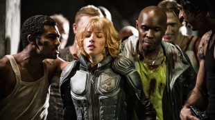 Olivia Thirlby omringet av skurker i Dredd (Foto: SF Norge AS).