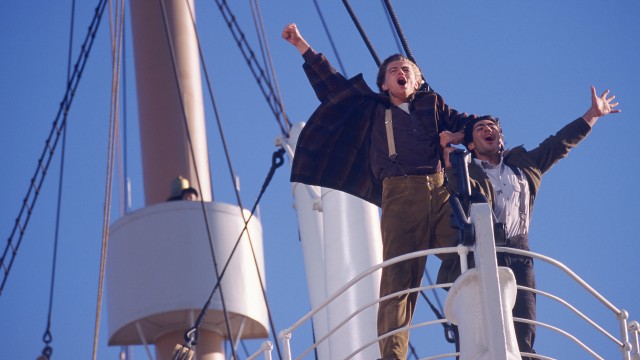 Leonardo DiCaprio og Danny Nucci jubler i Titanic (Foto: SF Norge AS).