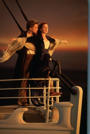 Det ikoniske bildet av Jack og Rose i baugen på Titanic (Foto: SF Norge AS).