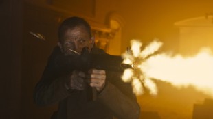 Daniel Craig fyrer løs som James Bond i Skyfall (Foto: MGM / SF Norge AS).