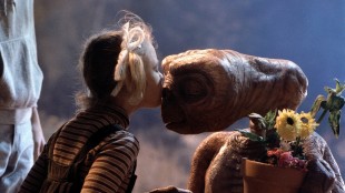 Drew Barrymore kysser tittelfiguren i E.T. The Extra Terrestrial (Foto: Universal Pictures).