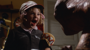 Gertie (Drew Barrymore) ser E.T. for første gang i E.T. The Extra Terrestrial (Foto: Universal Pictures).