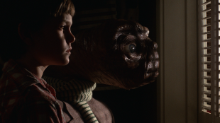 Det knyttes emosjonelle bånd mellom Elliott og E.T. i E.T. The Extra Terrestrial (Foto: Universal Pictures).