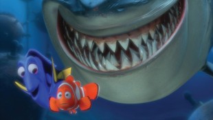 Det er sekunder før Dory og Marlin introduseres for den ustabile haien Brusk i Oppdrag Nemo 3D (Foto: The Walt Disney Company Nordic).