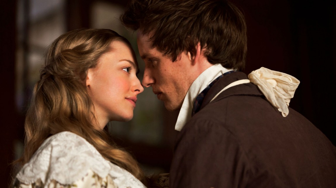 Amanda Seyfried som Cosette, og Eddie Redmayne som Marius. (Foto: United International Pictures).