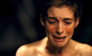 Kameraet er nært på når Fantine, spilt av Anne Hathaway, synger ut sin nød i Les Miserables. (Foto: United International Pictures).