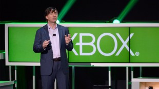 Underholdningssjef hos Microsoft, Don Mattrick, forteller om SmartGlass under pressekonferansen til selskapet på E3-messa i 2012. (Foto: Kevork Djansezian/Getty Images/AFP)