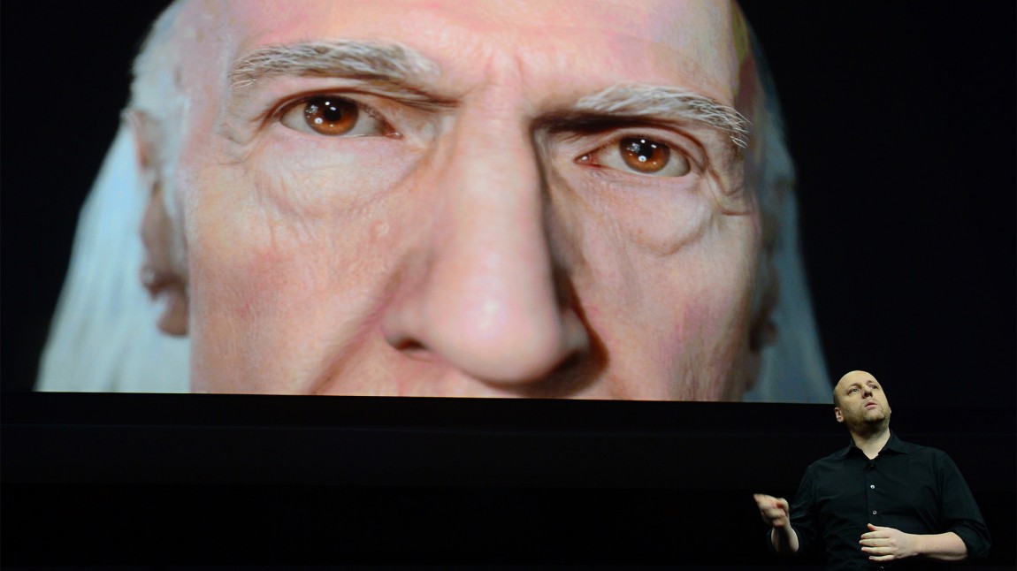 «Heavy Rain»-skaperen David Cage viste en teknologidemo under pressekonferansen. Bildet bak ham er generert i sanntid. (AFP PHOTO/EMMANUEL DUNAND)