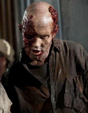 Braaaaaaaiiins... Zombiene ser som alltid veldig bra ut i The Walking Dead. (Foto: Fox Crime).