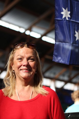 Australias flagg henger over plassen til Kerrie Myers. (Foto: Marte Hedentad, NRK P3).