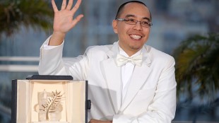Apichatpong Weerasethakul vant Palme d'Or-prisen i 2010 for Lung Boonmee Raluek Chat. (Foto: AFP PHOTO / ANNE-CHRISTINE POUJOULAT. NTB Scanpix).