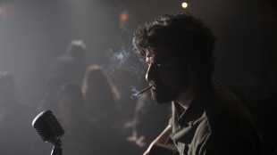 Oscar Isaac spiller hovedrollen i Inside Llewyn Davis (Foto: Norsk Filmdistribusjon).