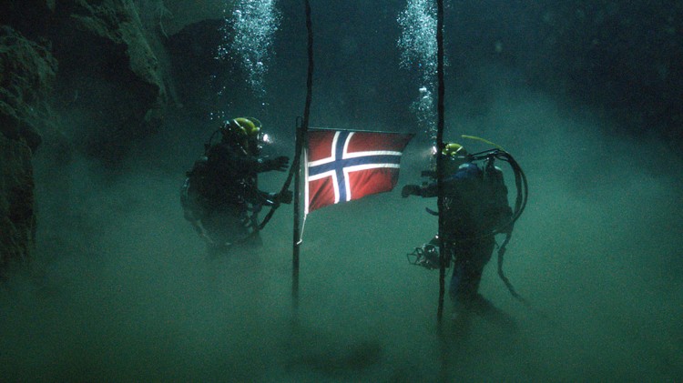 Flagget plantes på havets bunn i Erik Skjoldbjærgs Pionér (Foto: Friland).