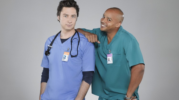 J.D (Zach Braff) og Turk (Donald Faison) fra serien «Scrubs». (Foto: NBC)