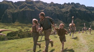 Ariana Richards, Sam Neill og Joseph Mazzello på flukt i «Jurassic Park» (1993). (Foto: United International Pictures).