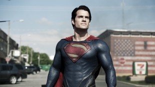 Er det en fugl? Er det et fly? Nei, det er Henry Cavill i Man of Steel (Foto: SF Norge AS).