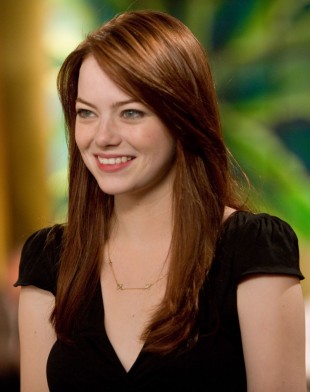 Emma Stone trekker seg fra del Toros Crimson Peak. (Foto: SF Norge AS).