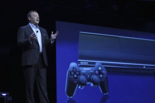 Jack Tretton, presidenten for amerikanske Sony, viste fram Playstation 4 på E3 2013. (Foto: REUTERS/David McNew)