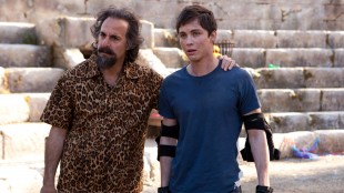 Stanley Tucci og Logan Lerman i Percy Jackson: Monsterhavet (Foto:  20th Century Fox).