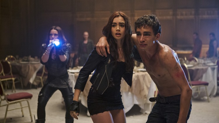 Jemima West, Lily Collins og Robert Sheehan har en utfordring i Skyggejegerne: Demonenes by (Foto: SF Norge AS).