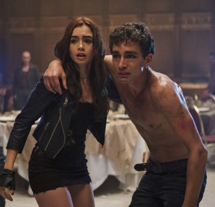 Lily Collins og Robert Sheehan har en utfordring i Skyggejegerne: Demonenes by (Foto: SF Norge AS).