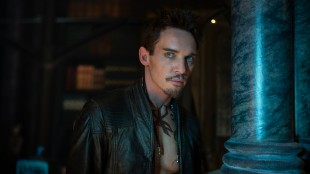 Jonathan Rhys Meyers spiller en farlig figur i Skyggejegerne: Demonenes by (Foto: SF Norge AS).