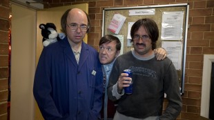 Karl Pilkington, Ricky Gervais og David Earl i Derek (Foto: Netflix).